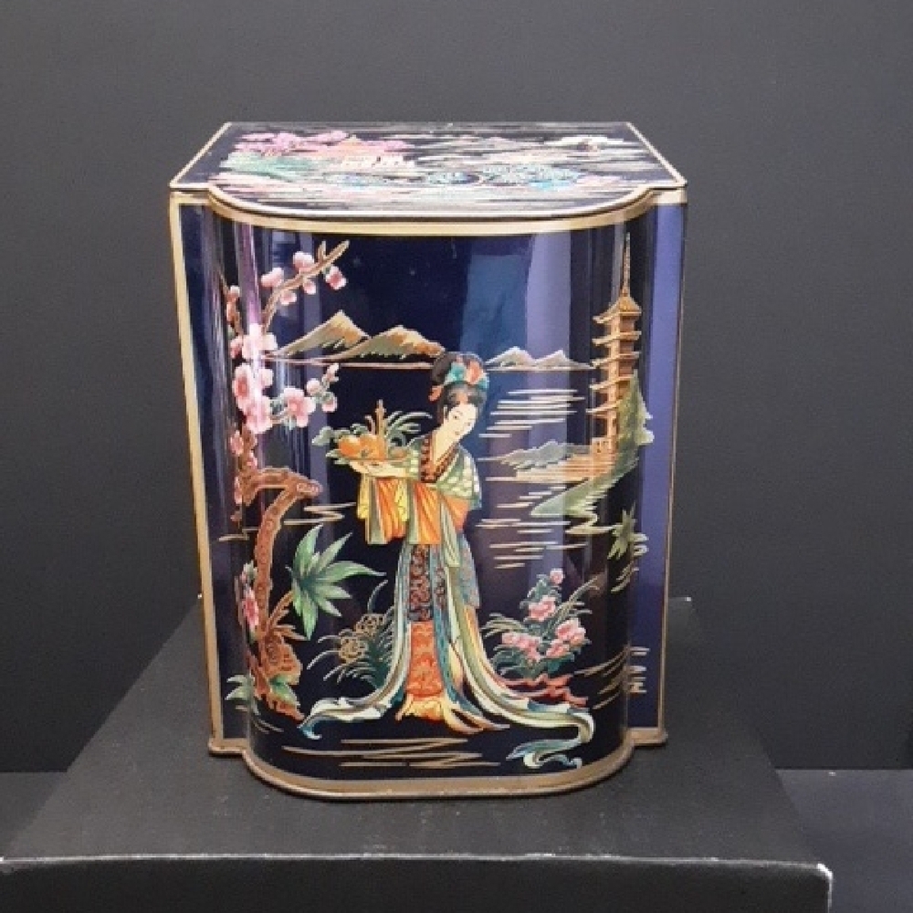 VGT,Daher Decorative Asian-Inspired Blue Chinoiserie Tea Tin .